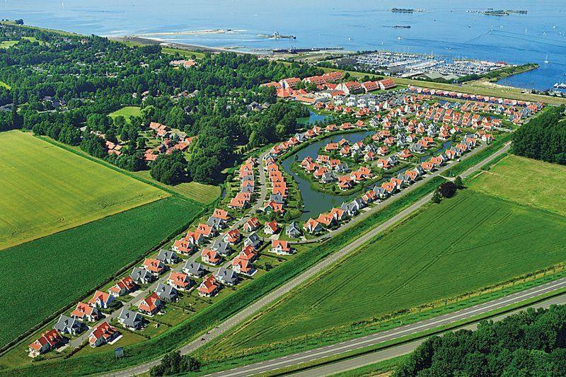 Wunderschoenes-Freistehendes-Ferienhaus-An-Der-See-Sauna-Strand-Yachthafen-Wlan Брёйниссе Экстерьер фото