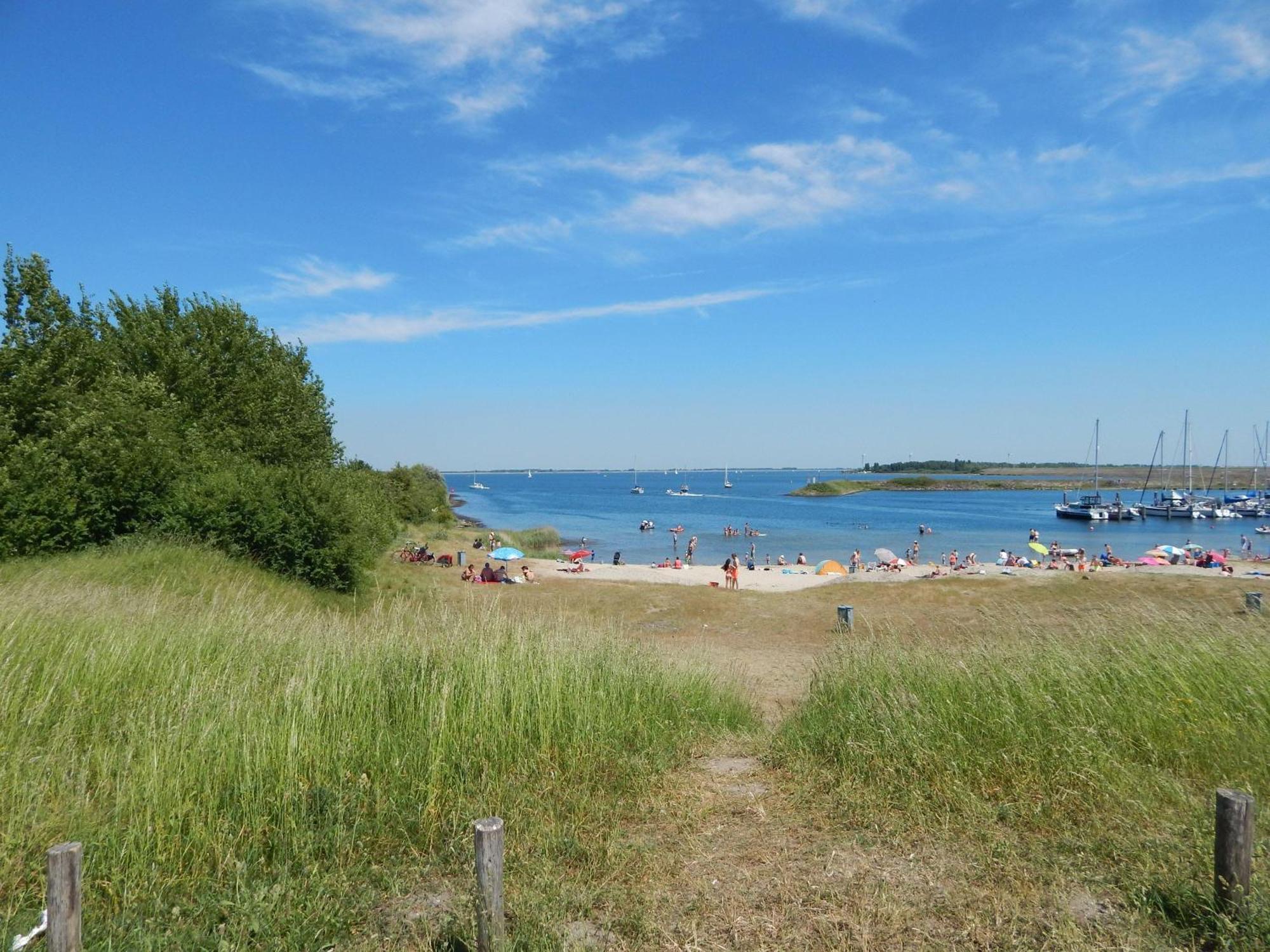 Wunderschoenes-Freistehendes-Ferienhaus-An-Der-See-Sauna-Strand-Yachthafen-Wlan Брёйниссе Экстерьер фото