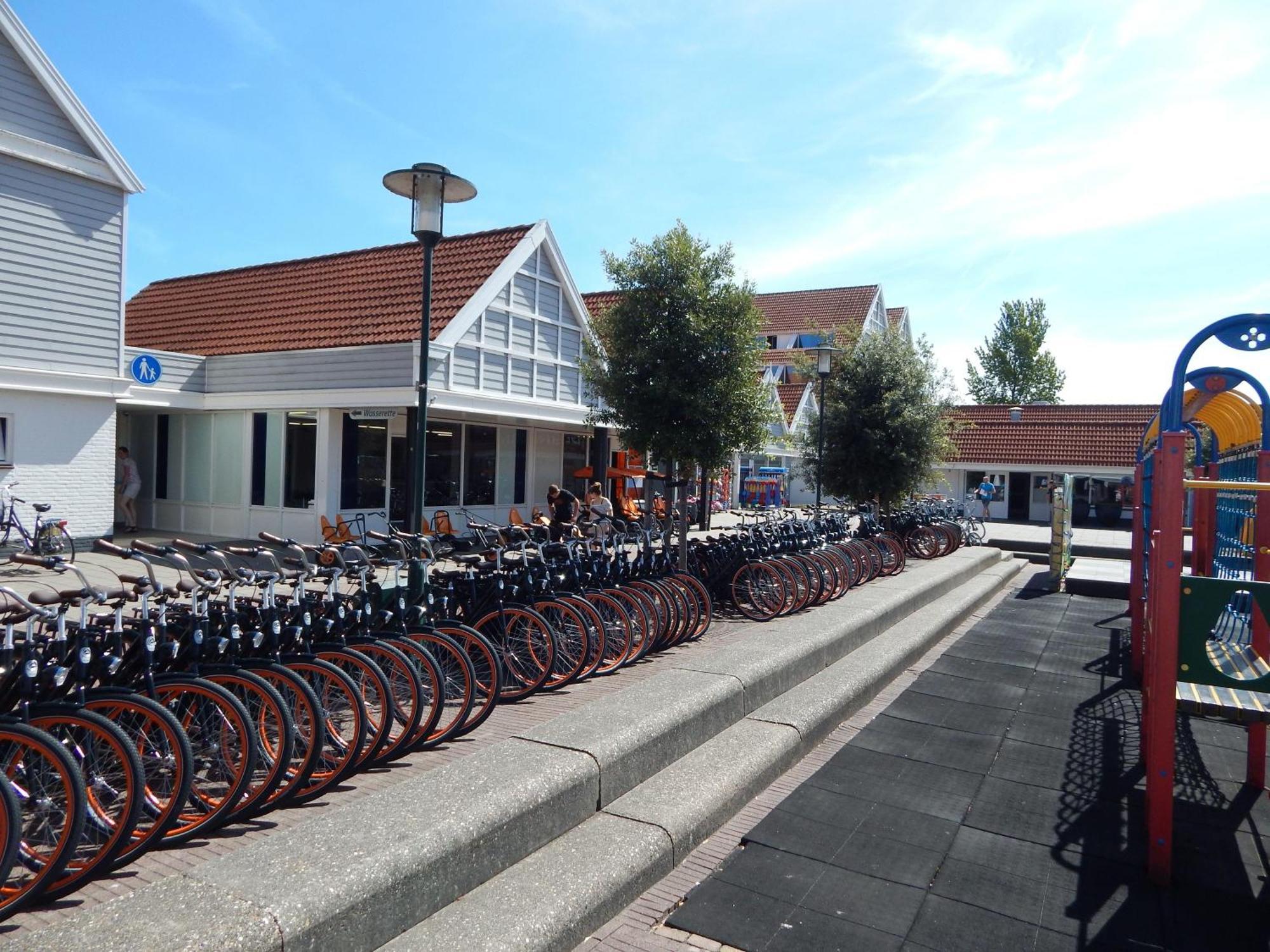 Wunderschoenes-Freistehendes-Ferienhaus-An-Der-See-Sauna-Strand-Yachthafen-Wlan Брёйниссе Экстерьер фото