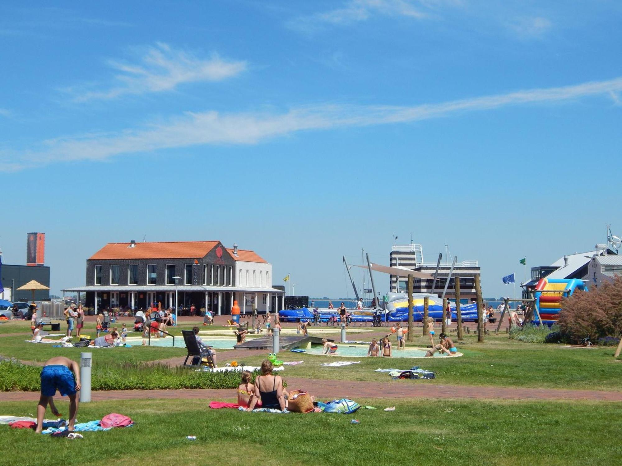 Wunderschoenes-Freistehendes-Ferienhaus-An-Der-See-Sauna-Strand-Yachthafen-Wlan Брёйниссе Экстерьер фото